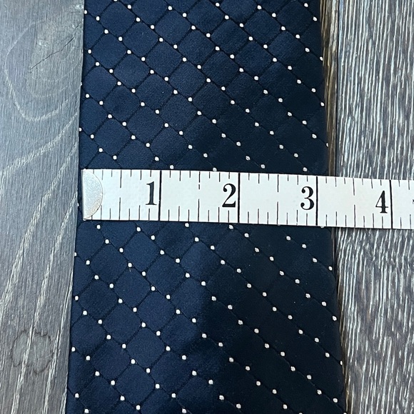 Tommy Hilfiger 100% Silk Navy with white polka dot men’s tie - Picture 5 of 7